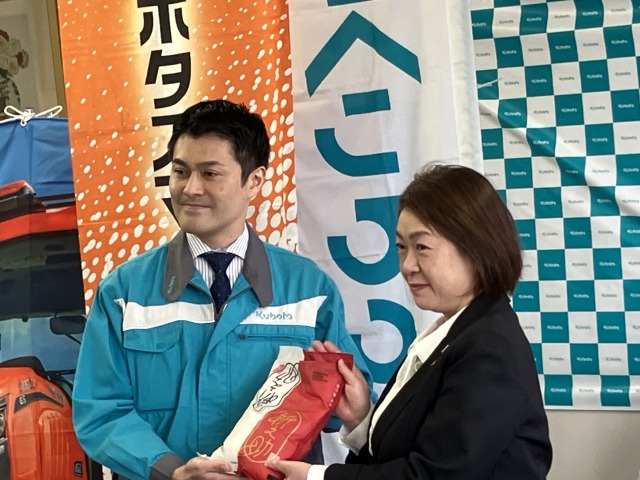 新潟クボタ 今年も県産米を支援 モンゴル大にトラクタ寄贈